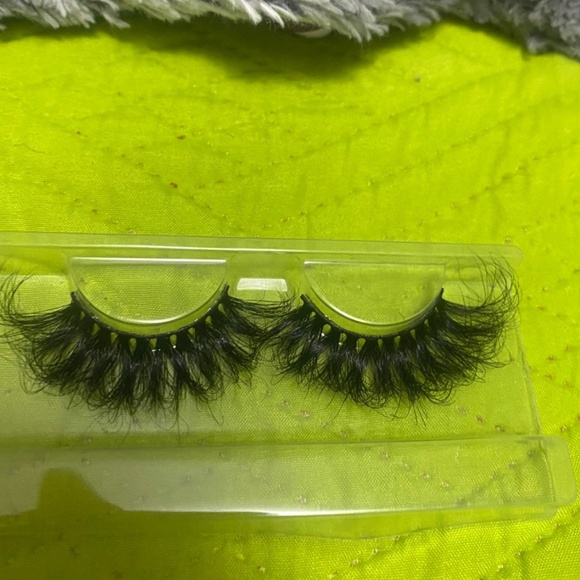 Lashes - Picture 2 of 3